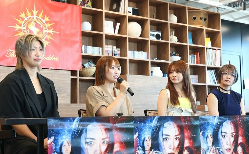会見に出席した（左から）彩羽匠、Ｓａｒｅｅｅ、なつぽい、安納サオリ