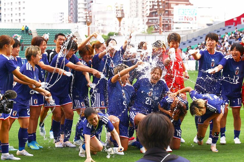 試合後、水をブチまけてずぶ濡れで快勝を祝うなでしこジャパン