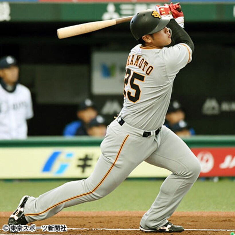  バックスクリーンへ豪快弾を放った岡本