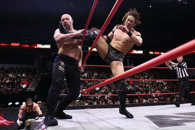 竹下幸之介（右）はジョン・モクスリーにビックブーツをぶち込む©All Elite Wrestling