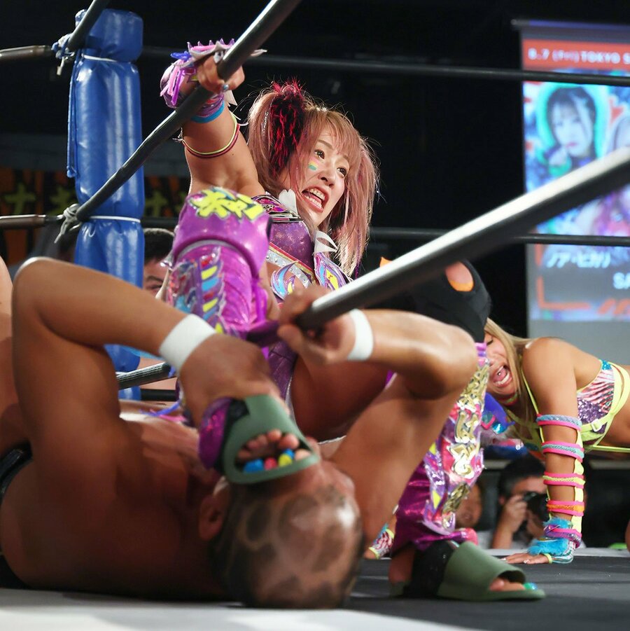 鈴木みのる(下)の顔を健康サンダルで踏みつけるウナギ・サヤカ