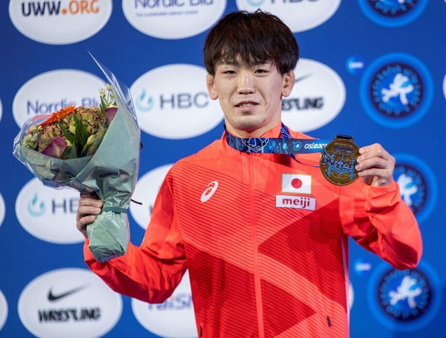  松井は笑顔でメダルを掲げた（ロイター）