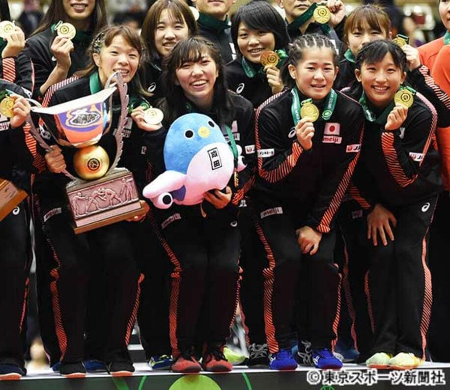  メダルを手に笑顔の川井梨紗子（左端）、須崎優衣（右端）ら