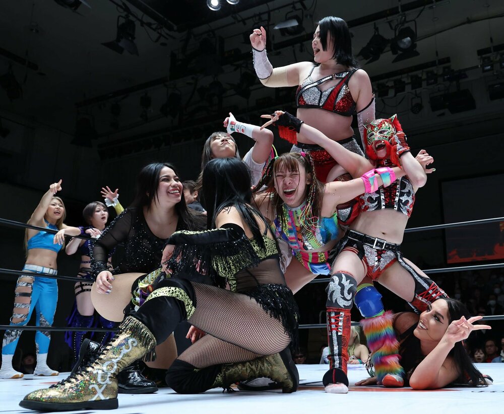 何がなんだか…集団で極められるフワちゃん