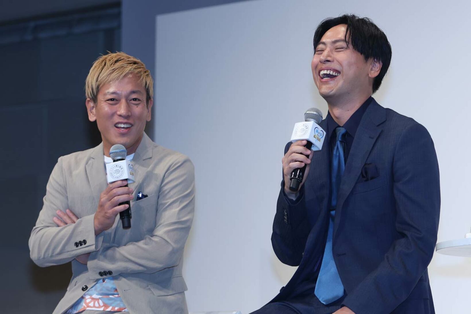 軽快にトークするじゅんいちダビッドソン（左）と山下健二郎