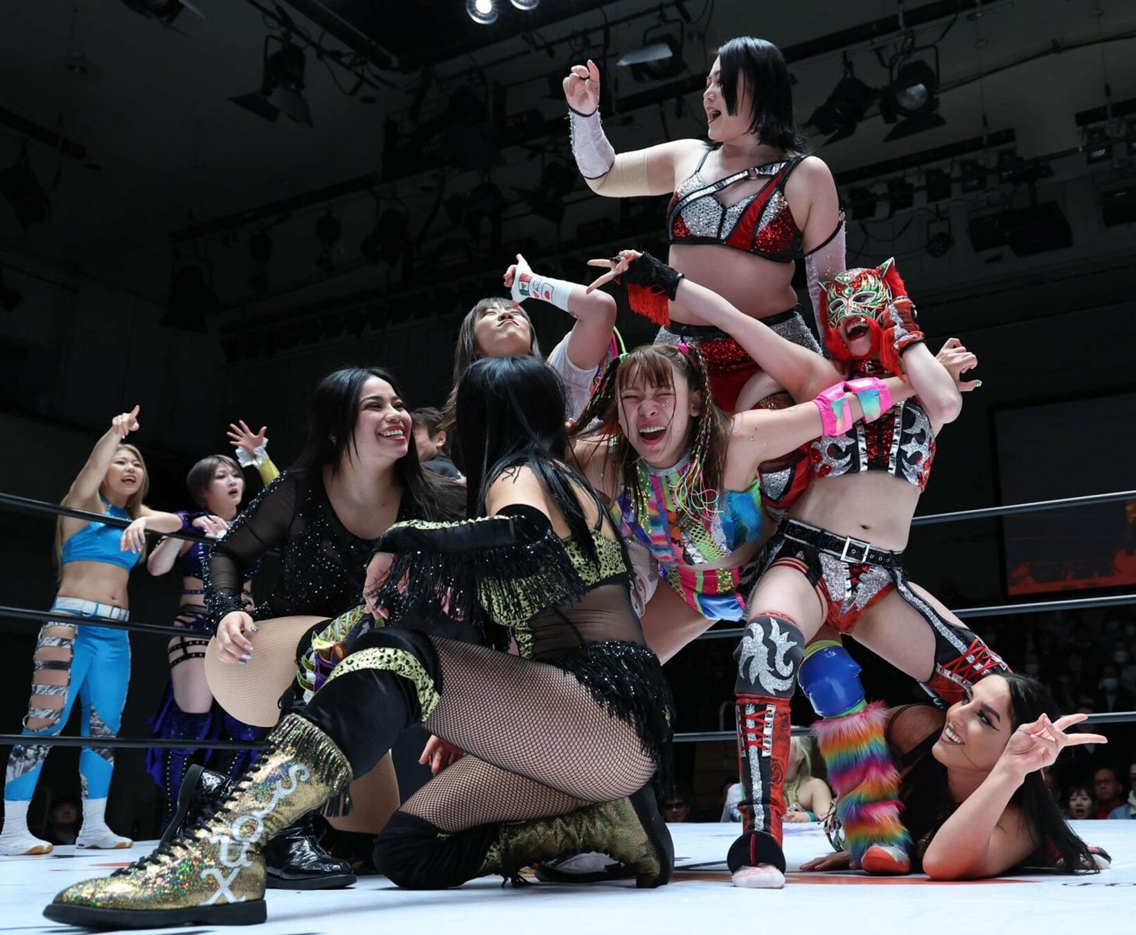 何がなんだか…集団で極められるフワちゃん