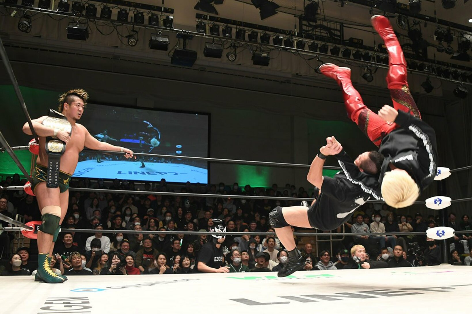 試合後に挑戦表明した拳王(右)は、杉浦貴に五輪予選スラムで投げられてしまう