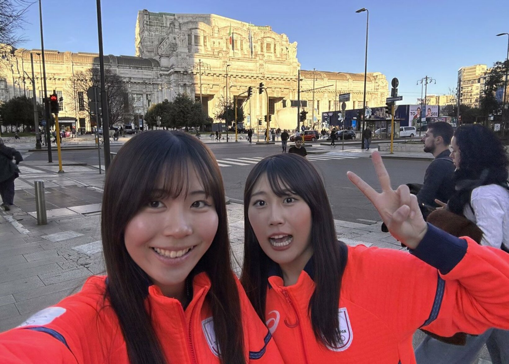自撮りで笑顔を見せる深田茉莉(左)と村瀬心椛