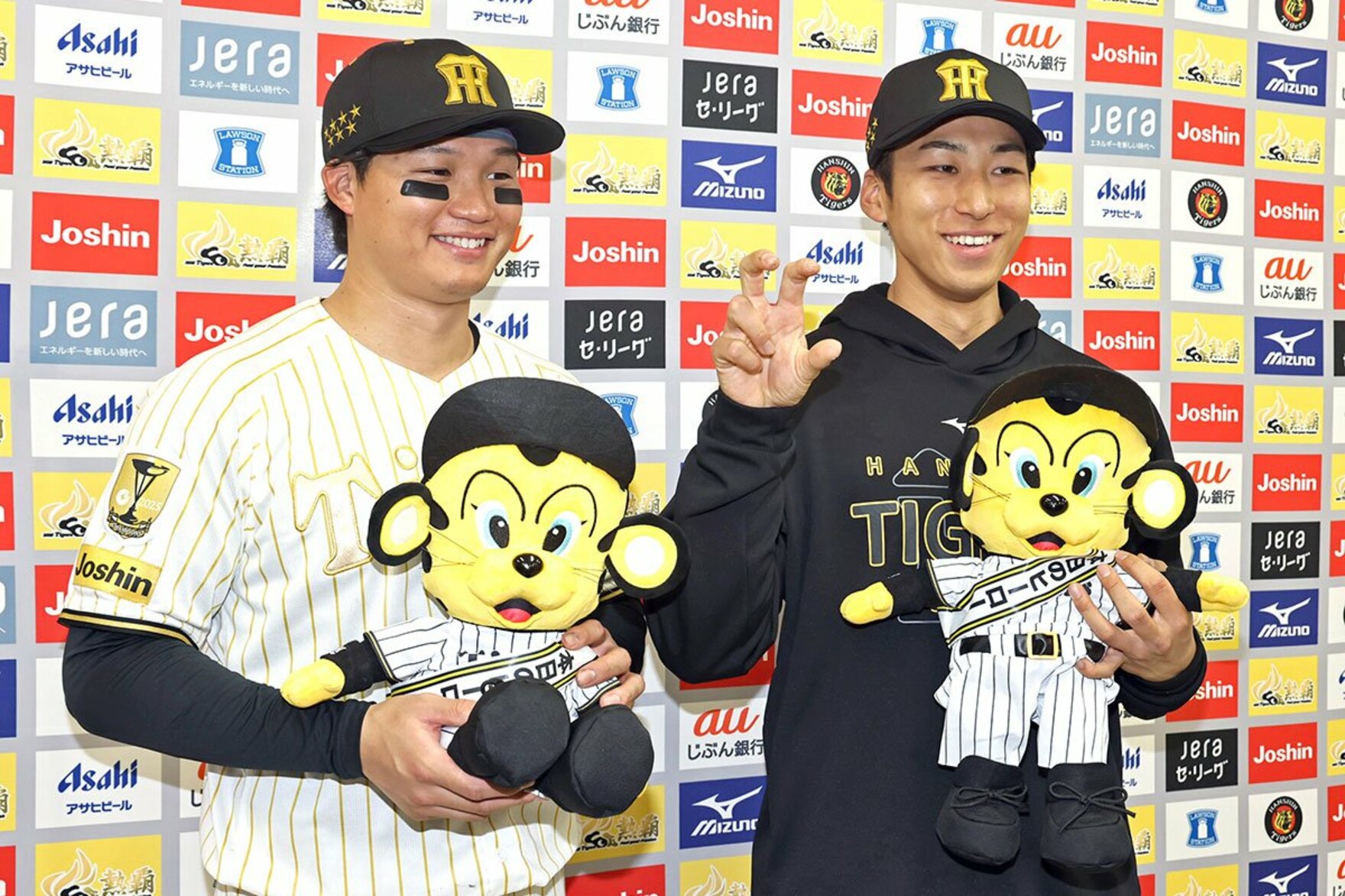 ヒーローインタビューを受ける森下翔太（左）と茨木秀俊