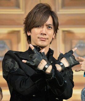  ポーズを決めるDAIGO
