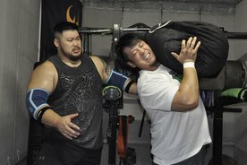 ストロングマントレーニングを行った稲村(右)と中嶋健詞氏