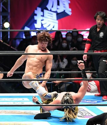  鬼の表情でカミゴェをデスペラードに叩き込んだ飯伏(左)