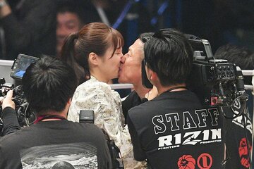 川村那月(左)にキスする堀口恭司
