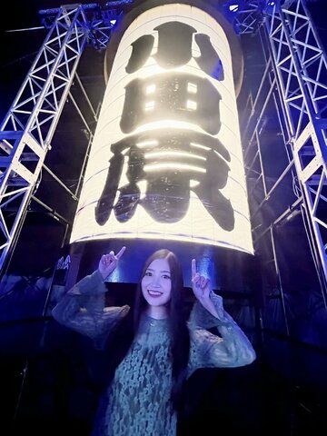 巨大提灯を上に笑顔