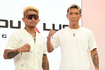 ジョンリル・カシメロ（左）と亀田京之介