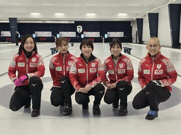 左から藤沢五月、吉田知那美、鈴木夕湖、吉田夕梨花、小穴桃里（日本カーリング協会提供）