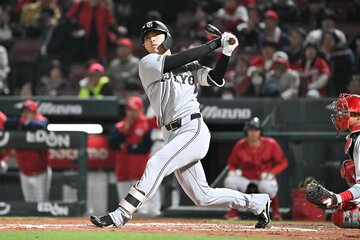 ６回、空振り三振に倒れた巨人・平山