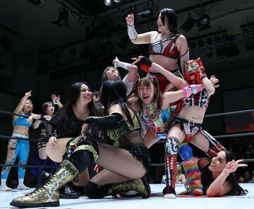 何がなんだか…集団で極められるフワちゃん