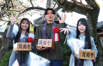 左から豊島心桜、松谷鷹也、Ｍｕｍｅｉｘｘｘ