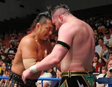 試合後もやりあうカラム・ニューマン（右）と鷹木信悟