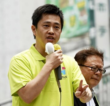  遊説した日本維新の会の吉村洋文副代表。右は猪瀬直樹元都知事（東スポWeb）