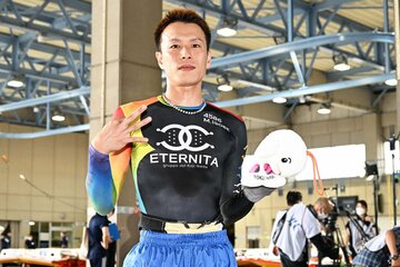 徳山のマスコット「すなっち」を手に、ポーズを決める磯部誠