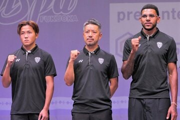 新加入のＦＷ師岡柊生(左)、ＦＷウェリック・ポポ(右)らとポーズをとるＪ１福岡の塚原監督