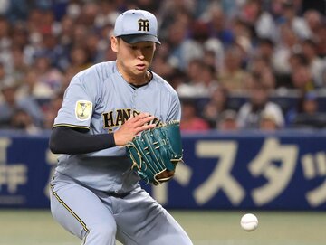 ポロリと失策する早川