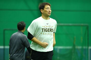 室内練習場で汗を流す岩崎優