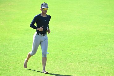 裸足でウォーキングする織田翔希