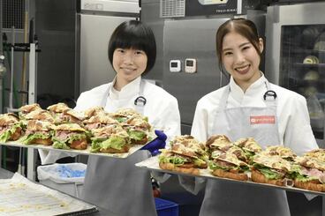 パンをつくった森秋彩(左)と住吉りをん