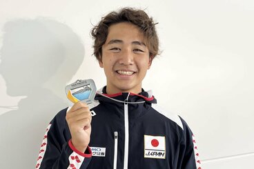 パンパシフィック選手権で獲得した銀メダルを見せる今福和志
