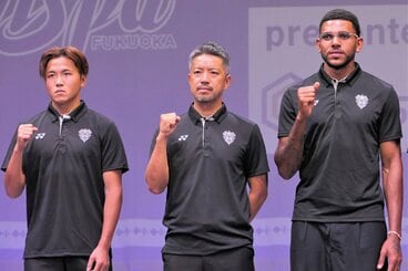 新加入のＦＷ師岡柊生(左)、ＦＷウェリック・ポポ(右)らとポーズをとるＪ１福岡の塚原監督