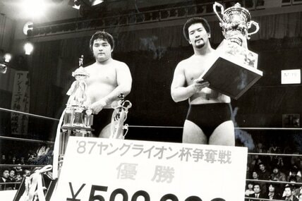 ヤングライオン杯で橋本真也(左)を下し、優勝した蝶野正洋(1987年)