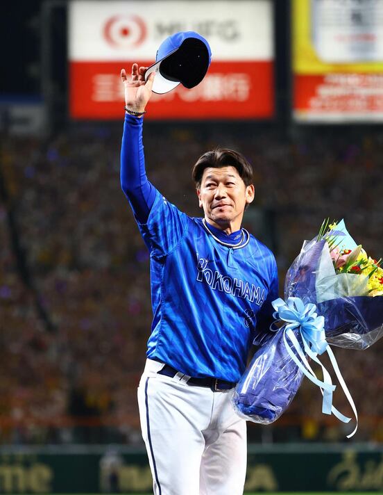 歓声にこたえる三浦前監督