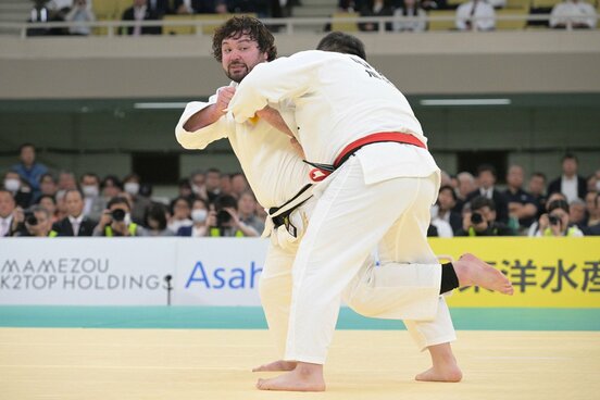 中野寛太(右)を攻めるウルフ・アロン