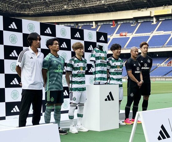 セルティックの選手たちがアディダスイベントに登場。左から中村俊輔氏、ＭＦ旗手怜央、ＦＷ古橋亨梧、ＤＦ岩田智輝、ＦＷ前田大然、ＤＦ小林友希