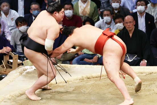 豊昇龍(右)をうまく引き落とした阿炎