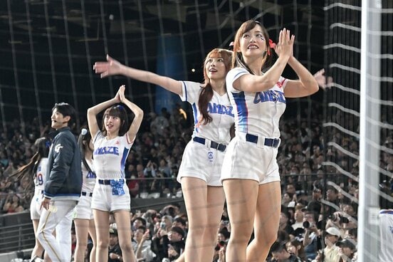 WBC台湾代表とソフトバンクの日中交流試合で試合前パフォーマンスをする台湾チアガール「ＣＴ　ＡＭＡＺＥ」