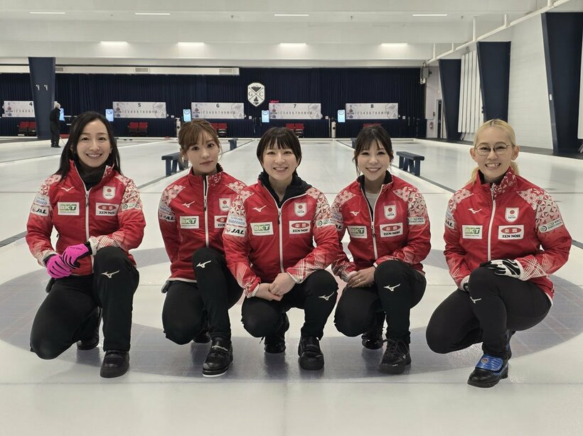 左から藤沢五月、吉田知那美、鈴木夕湖、吉田夕梨花、小穴桃里（日本カーリング協会提供）