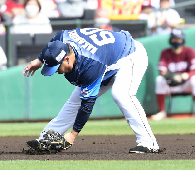  調子の上がらない中村剛也。２４日の試合では１回裏の守備で不運なイレギュラーバウンドも