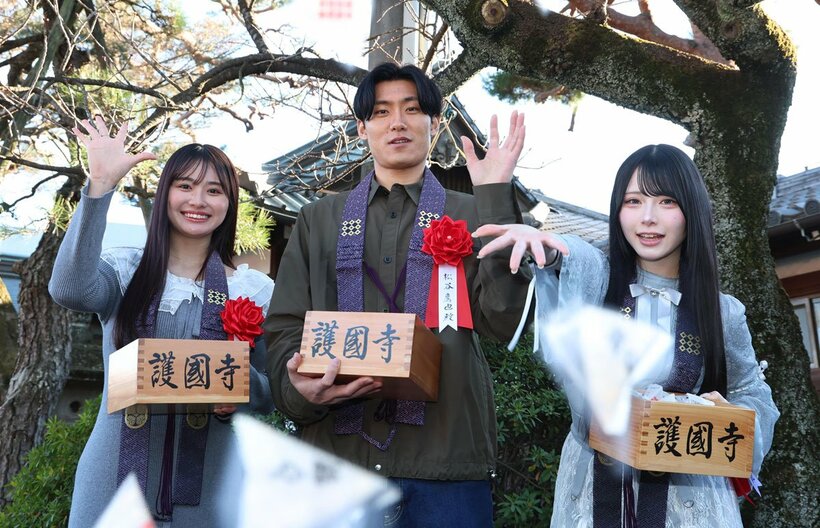 左から豊島心桜、松谷鷹也、Ｍｕｍｅｉｘｘｘ