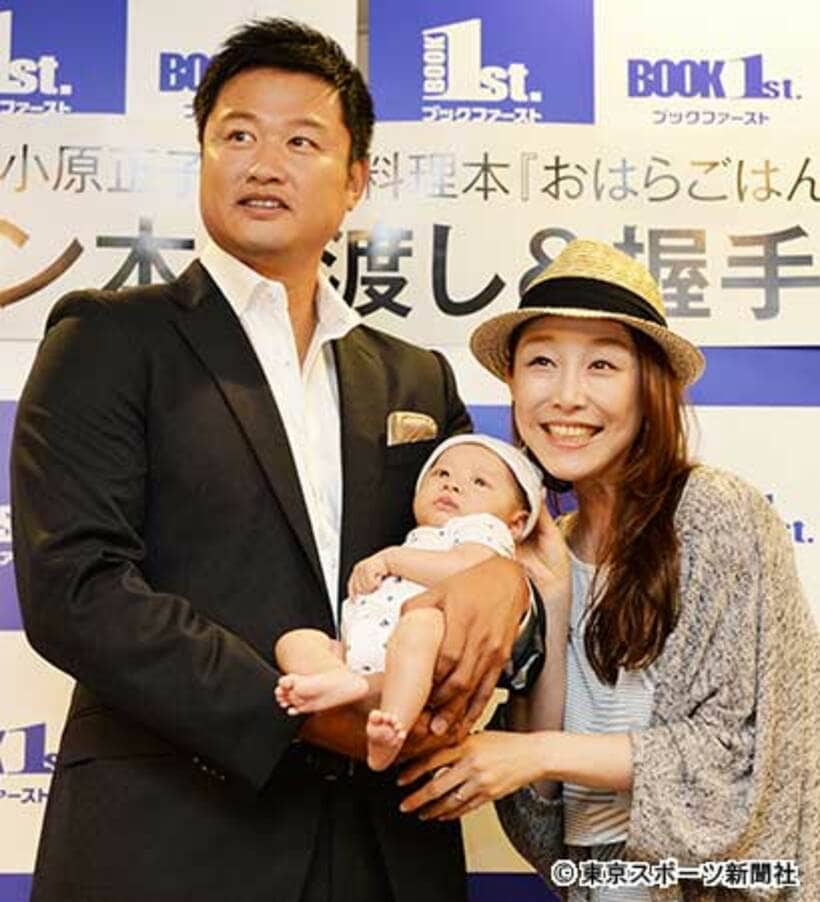 長男・誠希千くんを抱くマック鈴木氏（左）と小原正子