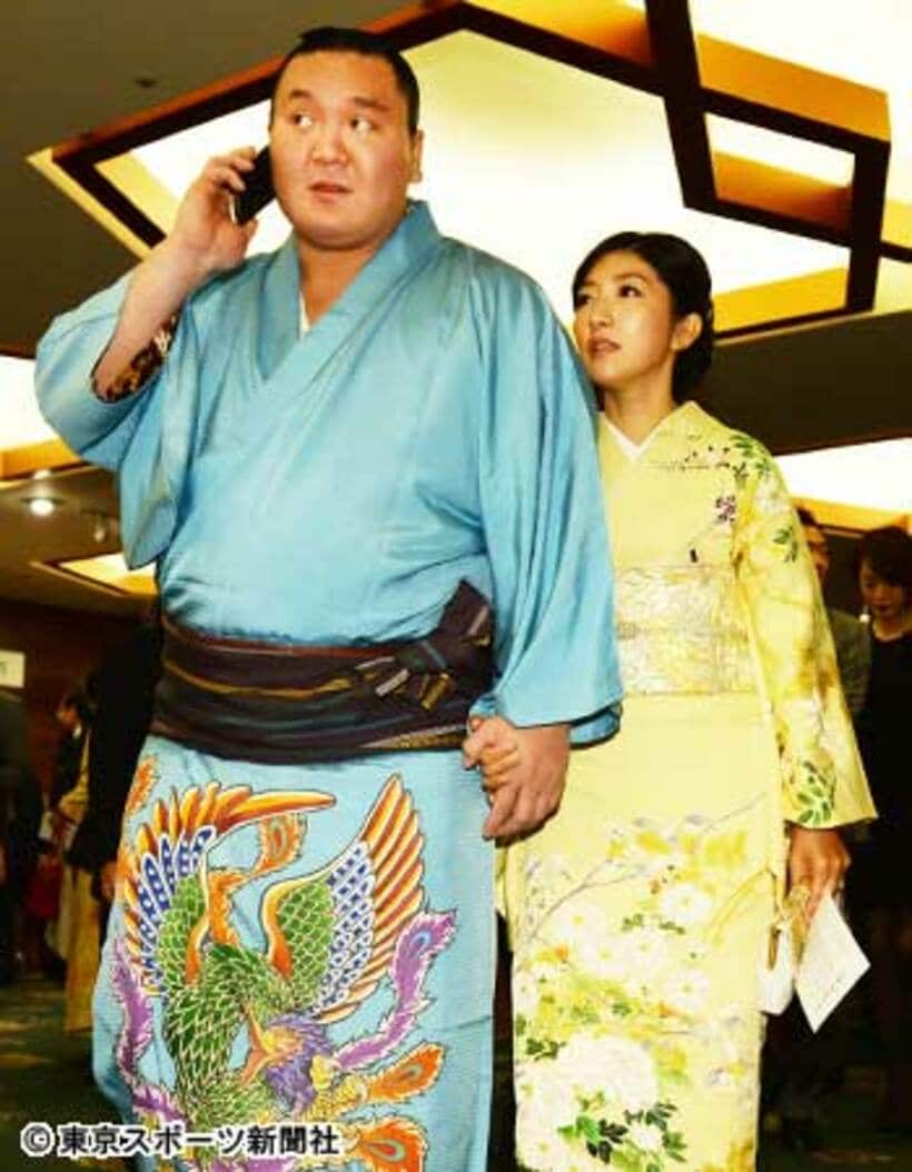 軽やかな口調だった白鵬（左）と紗代子夫人