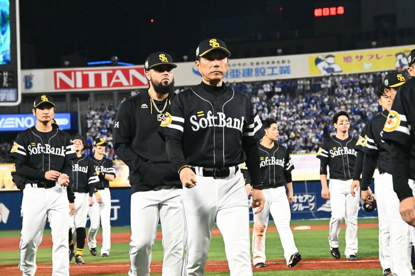 ファンにあいさつし、引き上げるソフトバンク・小久保監督(中)