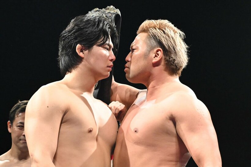8・29の挑戦者、安齊勇馬(左)と激しくにらみ合った３冠王者・宮原健斗