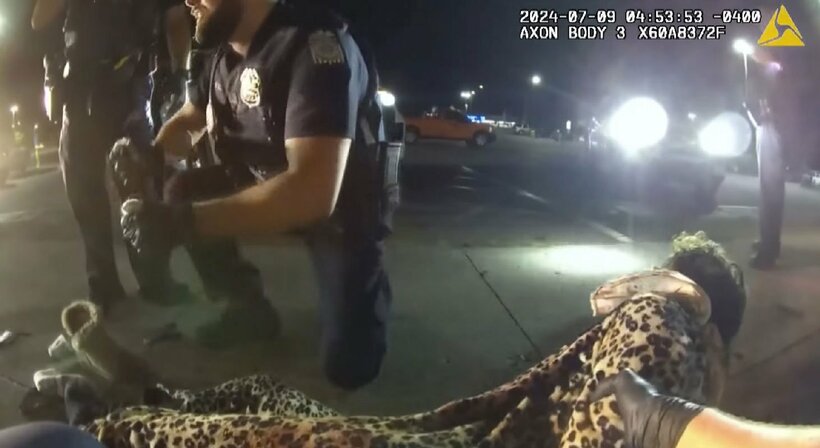 容疑者の体を調べた警察官の手にハムスターが握られている（WBNS　１０TVのユーチューブチャンネルから）