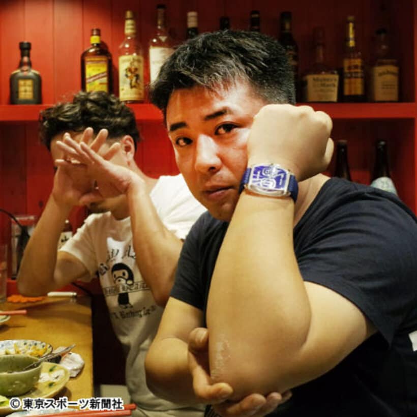 本紙に真相を語った下部社長。奥にいるのが、謎の人物・ジュニア
