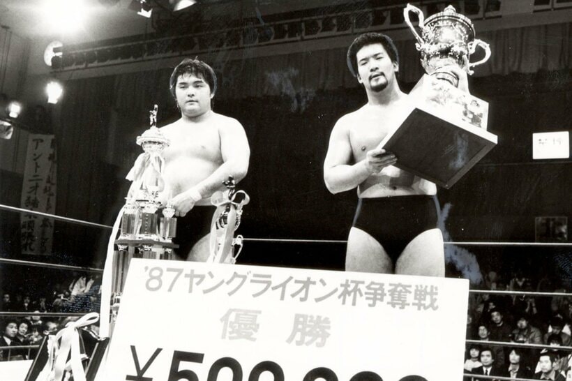ヤングライオン杯で橋本真也（左）を下し、優勝した蝶野正洋（１９８７年）