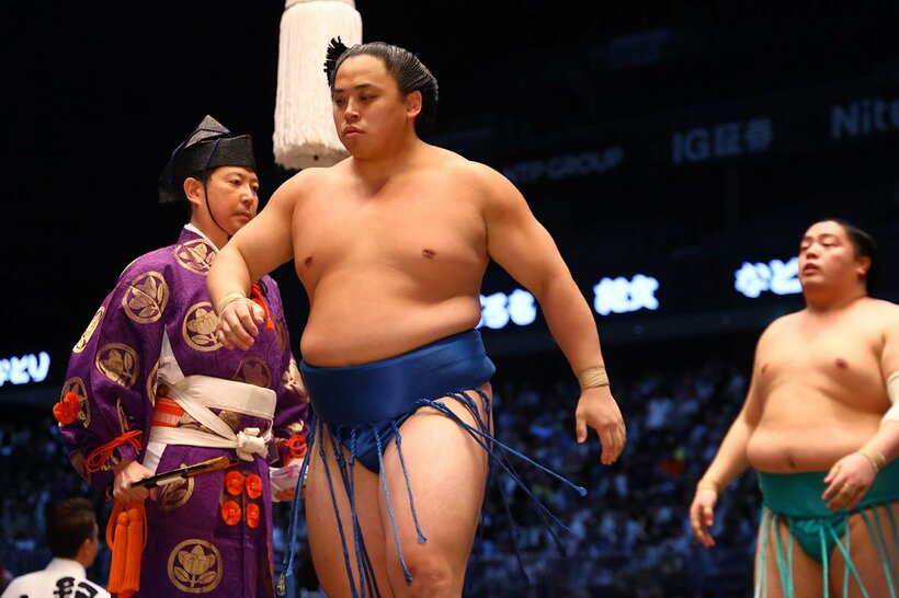 押し出しで一山本(右)に勝利した琴栄峰